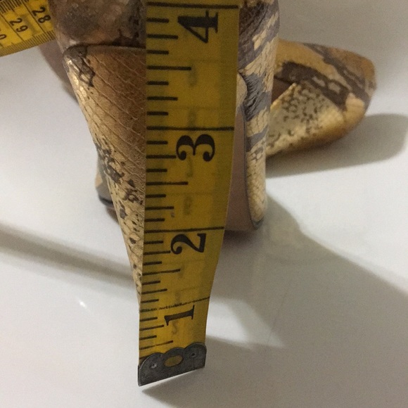 Snake design leather gold higher heeled shoes - Picture 5 of 8